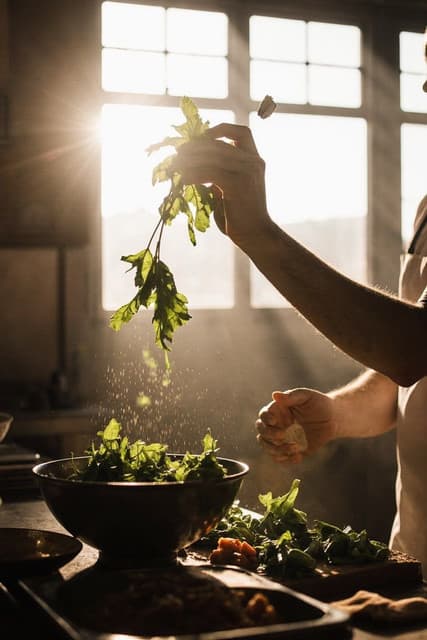 In der Küche von AMICIZIA — frische Kräuter im goldenen Licht